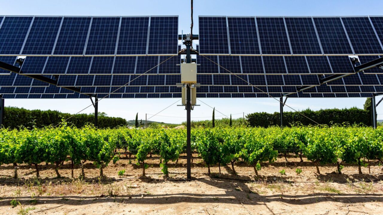 découvrez comment le photovoltaïque agricole révolutionne le secteur en permettant aux exploitations de produire leur propre énergie tout en contribuant à la durabilité environnementale. informez-vous sur les avantages, les solutions innovantes et les initiatives en matière d'énergie renouvelable pour une agriculture plus verte.