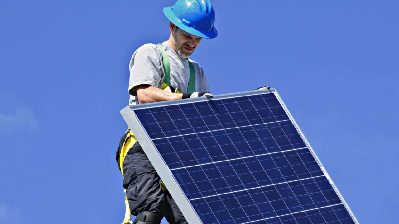 découvrez les réglementations essentielles concernant l'installation de panneaux solaires en france. informez-vous sur les normes, les aides financières et les obligations légales pour profiter pleinement de l'énergie solaire tout en respectant les lois en vigueur.