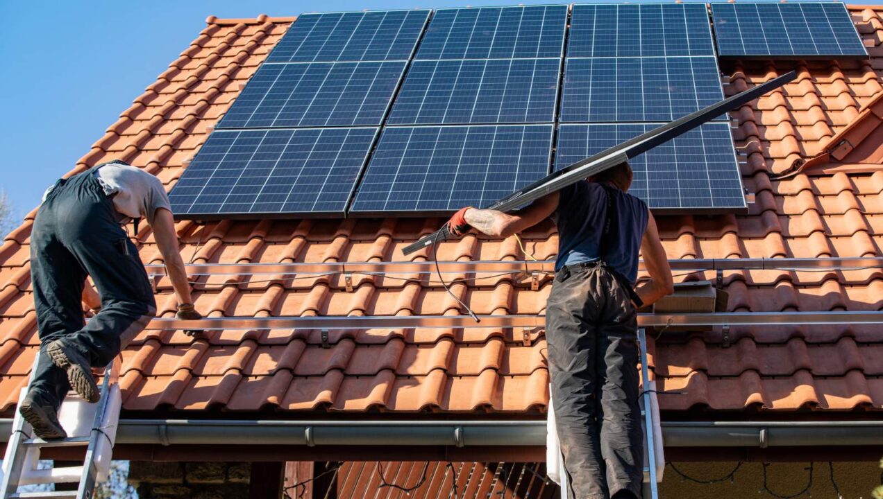 découvrez tout sur le surplus photovoltaïque : comment optimiser l'autoconsommation de votre énergie solaire, les solutions de stockage et les avantages financiers de la revente d'électricité excédentaire. maximisez l'efficacité de votre installation photovoltaïque dès aujourd'hui !