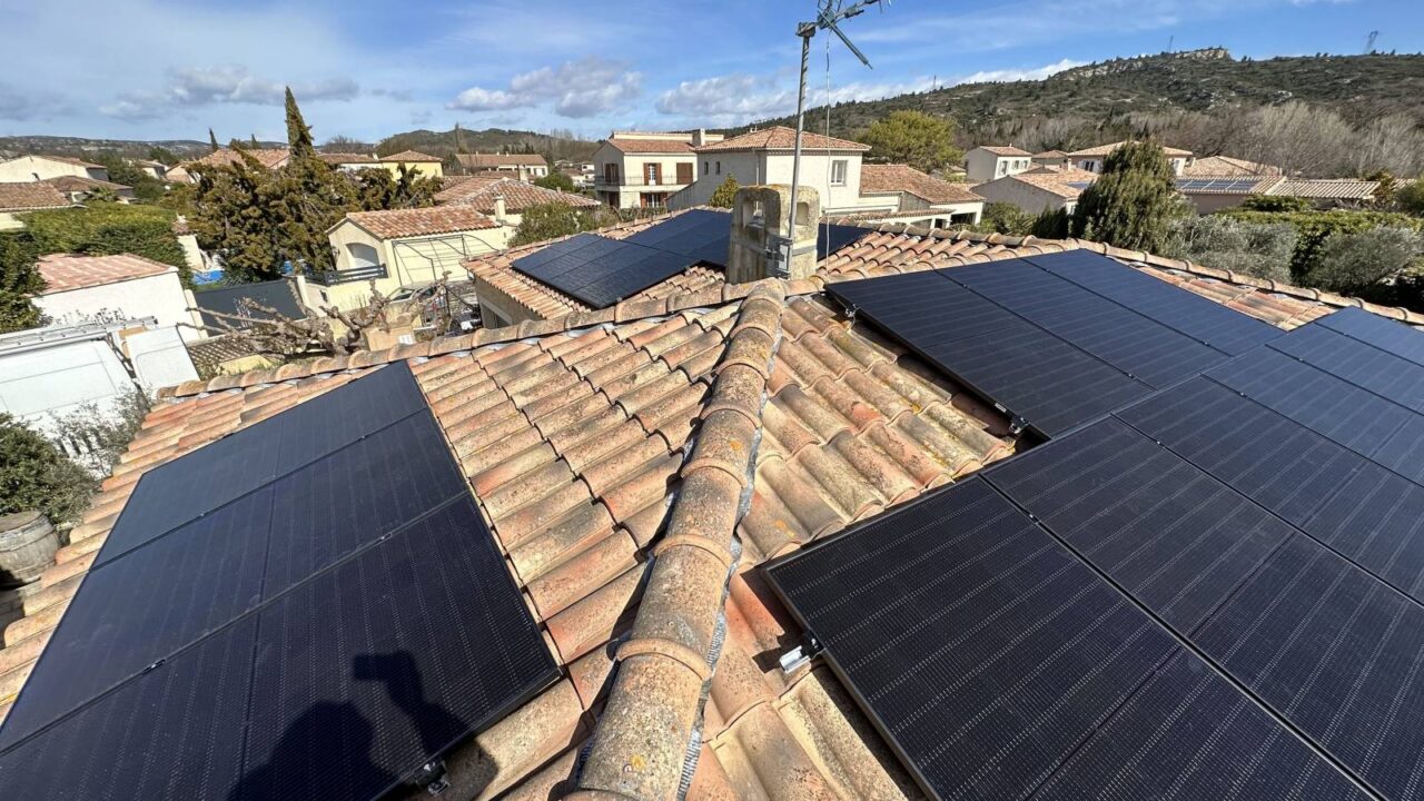 découvrez comment les toits solaires transforment l'énergie renouvelable en une solution durable et économique pour votre maison. optez pour une énergie propre et réduisez votre empreinte carbone tout en générant des économies.