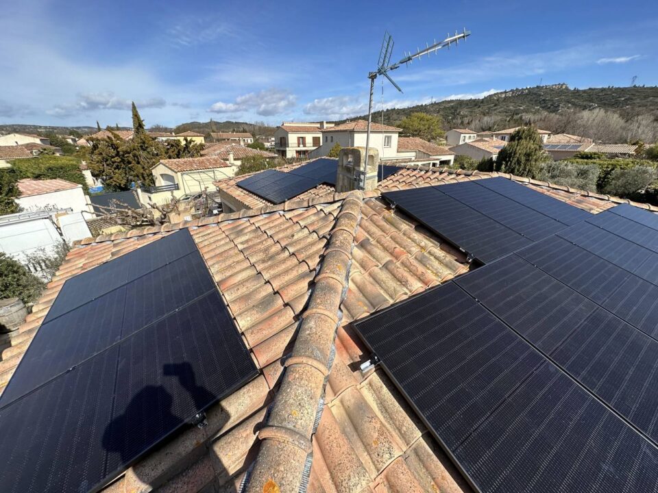 découvrez comment les toits solaires transforment l'énergie renouvelable en une solution durable et économique pour votre maison. optez pour une énergie propre et réduisez votre empreinte carbone tout en générant des économies.