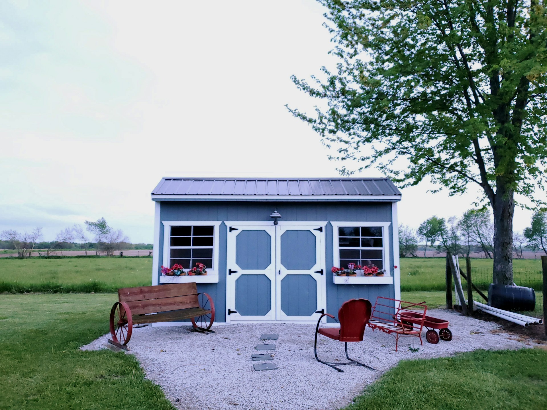 découvrez notre abri de jardin solaire, une solution écologique et moderne pour ranger vos outils et équipements tout en bénéficiant d'une source d'énergie renouvelable. pratique et esthétique, cet abri s'intègre parfaitement dans votre espace extérieur.