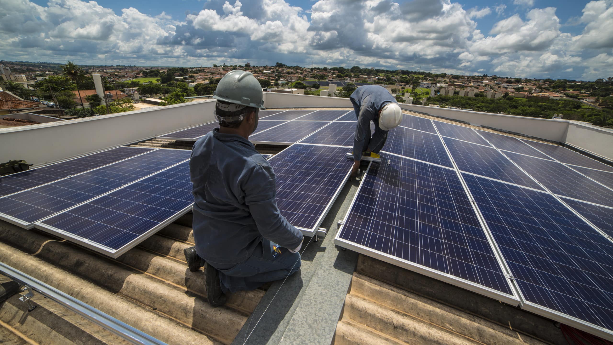 découvrez nos conseils et aides pour l'installation de panneaux solaires en 2023. optimisez votre investissement tout en profitant des dernières subventions et réglementations en matière d'énergie solaire.