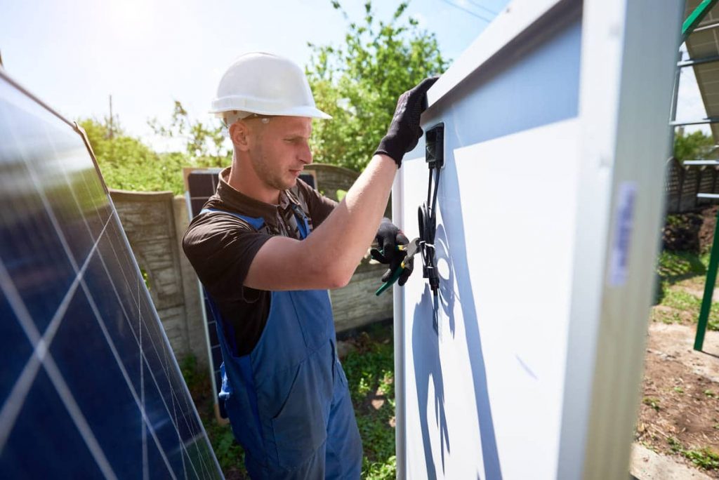 découvrez les avantages des panneaux solaires équipés de micro-onduleurs : une meilleure efficacité énergétique, une installation simplifiée, une gestion optimisée de l'ombre et une surveillance individuelle de chaque panneau pour maximiser votre rentabilité.