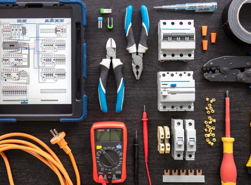 découvrez les fondamentaux de l'électricité : comprendre les concepts clés, maîtriser les lois et principes essentiels, et apprendre à manipuler en toute sécurité les installations électriques.