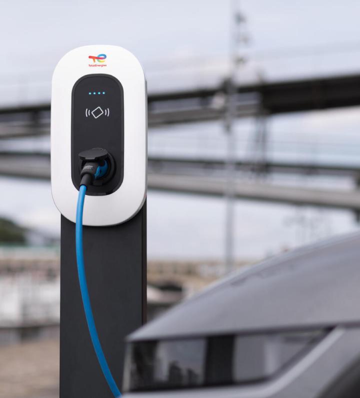 découvrez notre gamme de bornes de charge électrique, idéales pour recharger rapidement et efficacement vos véhicules électriques à domicile ou en entreprise. profitez d'une solution pratique et écologique pour contribuer à la transition énergétique.