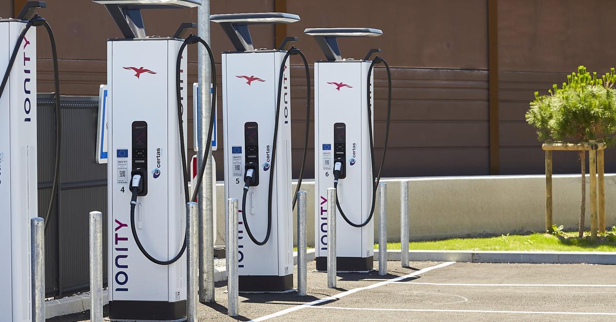 découvrez notre gamme de bornes de recharge électrique, idéales pour recharger votre véhicule rapidement et efficacement. profitez d'une solution pratique et écologique pour contribuer à la transition énergétique.