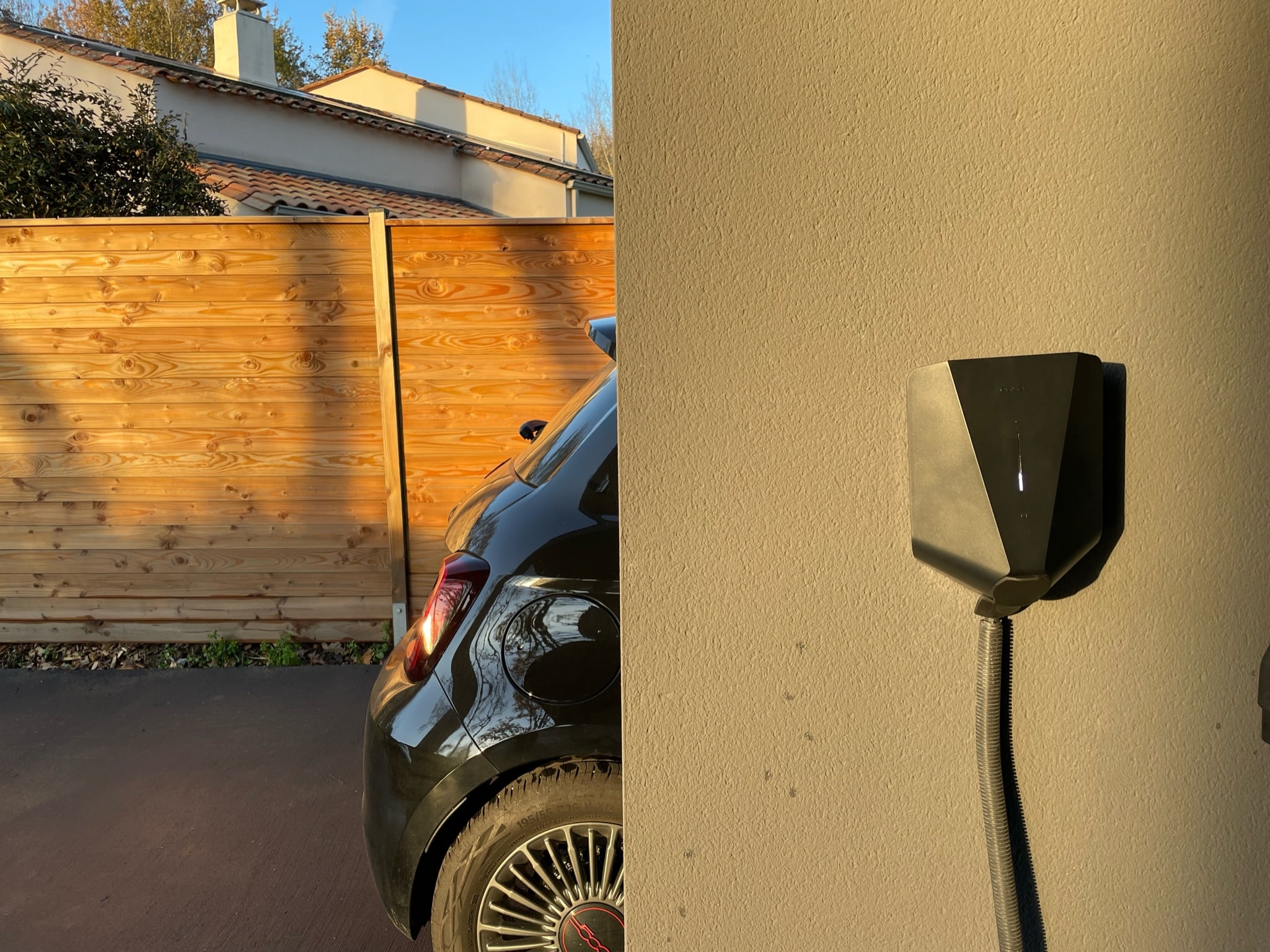 découvrez nos bornes de recharge pour maison, idéales pour recharger votre véhicule électrique en toute simplicité. profitez d'une installation facile, d'une recharge rapide et d'une solution écologique pour votre quotidien.