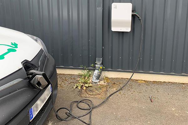 découvrez notre sélection de bornes électriques pour voitures, idéales pour recharger votre véhicule facilement et rapidement. optez pour une solution pratique et écologique pour vos trajets quotidiens.