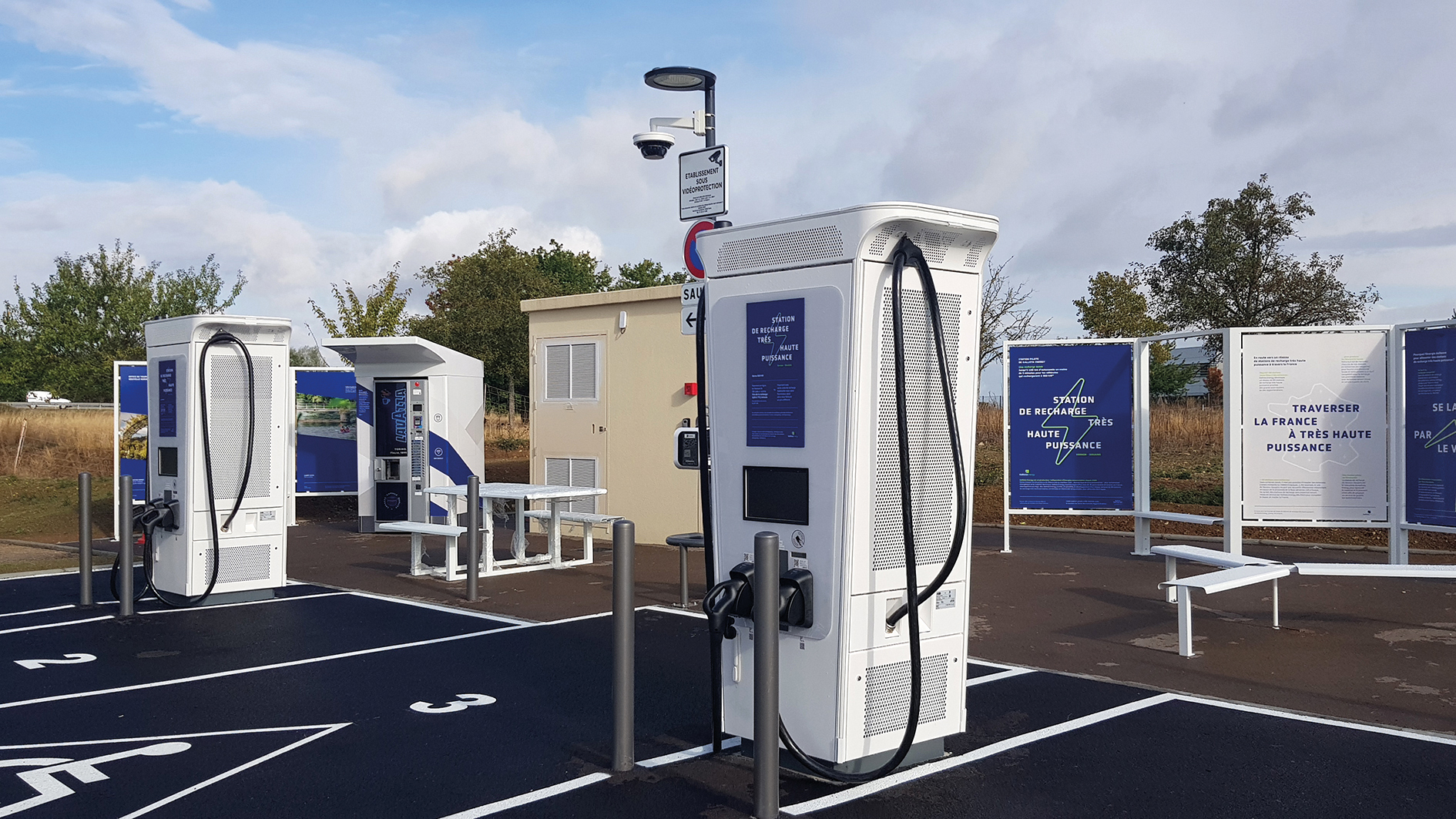 découvrez nos bornes de recharge électrique, idéales pour recharger votre véhicule à domicile ou en déplacement. profitez d'une solution pratique, rapide et écologique pour alimenter votre voiture électrique. optez pour une transition énergétique efficace et accessible.