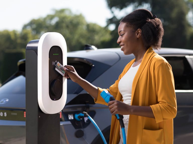 découvrez nos solutions de bornes de recharge pour véhicules électriques, alliant performance, sécurité et design. simplifiez la recharge de votre voiture électrique à domicile ou en entreprise et participez à la transition énergétique.