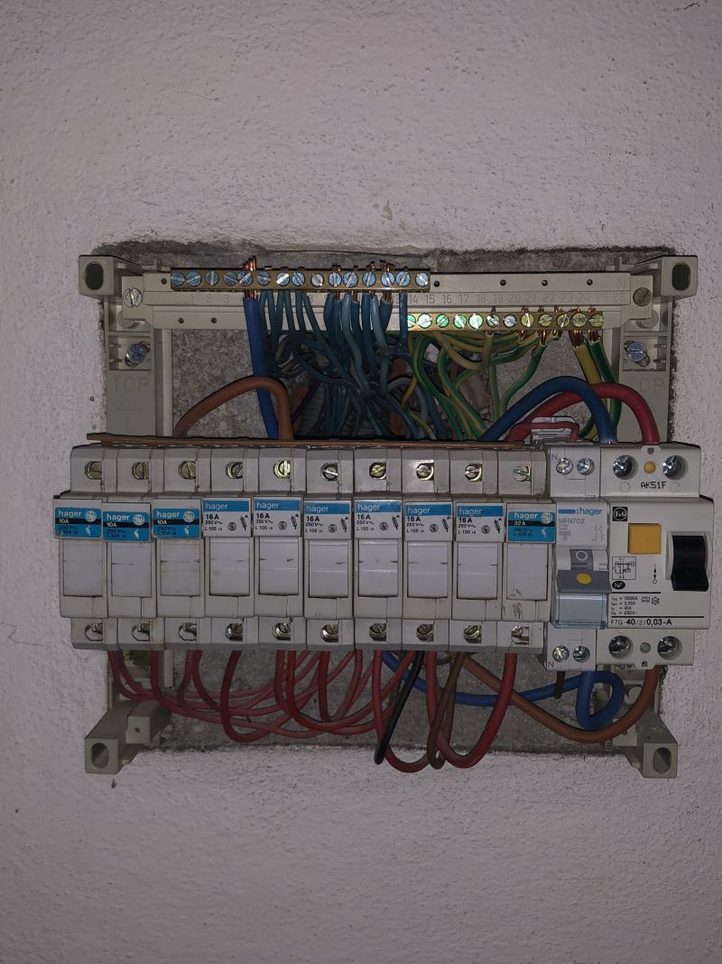 découvrez un guide complet pour le branchement de votre tableau électrique, spécialement conçu pour les débutants. apprenez les étapes essentielles, les outils nécessaires et les précautions à prendre pour réaliser vos installations électriques en toute sécurité.