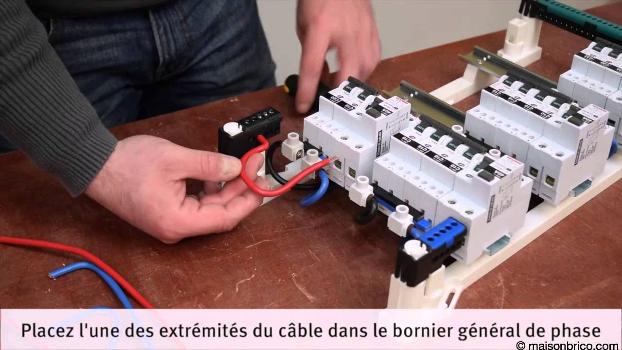 découvrez comment réaliser le branchement d'un tableau électrique en toute sécurité grâce à notre guide complet pour débutants. apprenez les étapes essentielles, les précautions à prendre et les conseils pratiques pour maîtriser l'électricité sans risque.