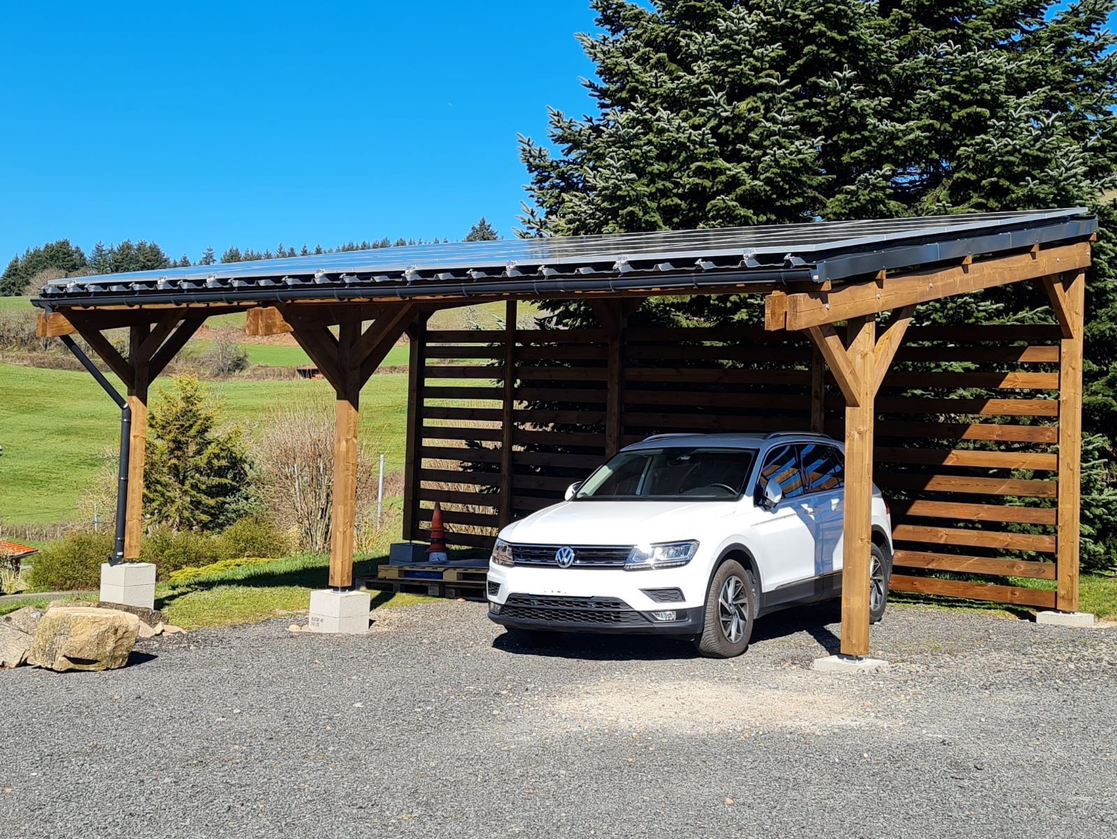 découvrez notre carport écologique, une solution durable et esthétique pour protéger votre véhicule tout en respectant l'environnement. fabriqué à partir de matériaux recyclés et écoresponsables, il allie fonctionnalité et design moderne.