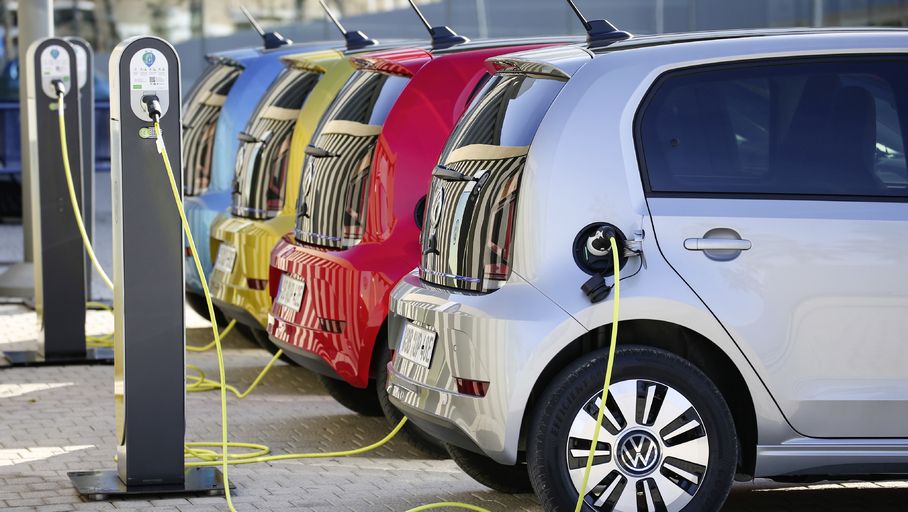 découvrez nos conseils essentiels pour choisir le meilleur chargeur de voiture électrique. optimisez votre expérience de recharge grâce à des astuces pratiques, des recommandations de modèles et des informations sur les installations pour vous déplacer sereinement.