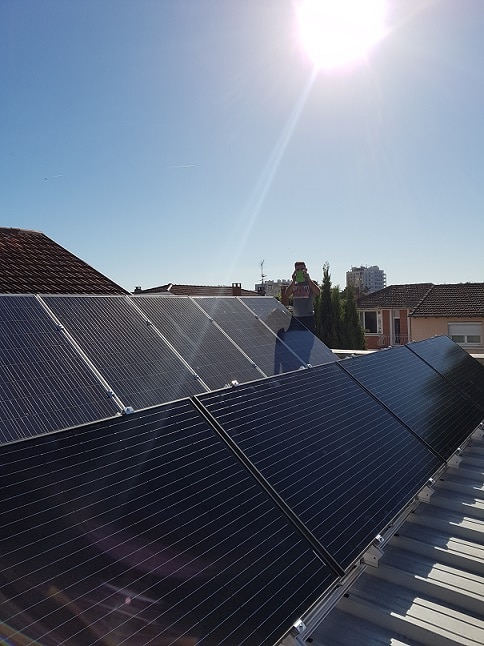 découvrez les avantages et inconvénients des panneaux solaires monocristallins et polycristallins pour optimiser votre choix énergétique. comparez leur efficacité, coût et durabilité pour faire le meilleur investissement solaire.