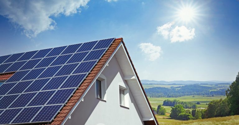 découvrez les différences entre les panneaux solaires monocristallins et polycristallins. apprenez à faire le meilleur choix pour optimiser votre production d'énergie solaire selon vos besoins et votre budget.