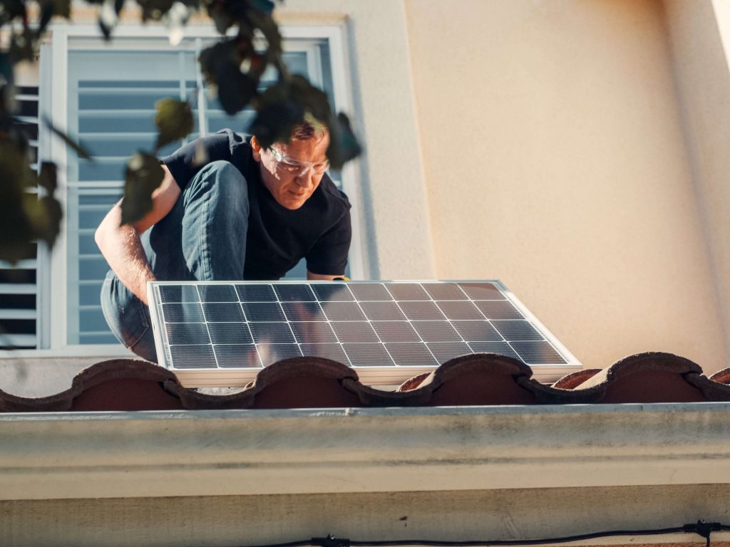 découvrez comment choisir le meilleur support photovoltaïque pour optimiser l'installation de vos panneaux solaires. comparez les options disponibles en fonction de votre espace, de votre budget et de vos besoins énergétiques pour maximiser l'efficacité de votre système solaire.