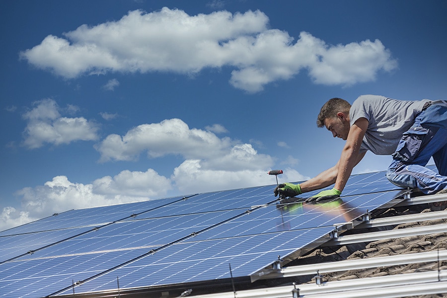 découvrez tout ce qu'il faut savoir sur le coût d'installation des panneaux solaires. comparez les prix, les aides financières disponibles et les avantages à long terme pour rentabiliser votre investissement en énergie renouvelable.