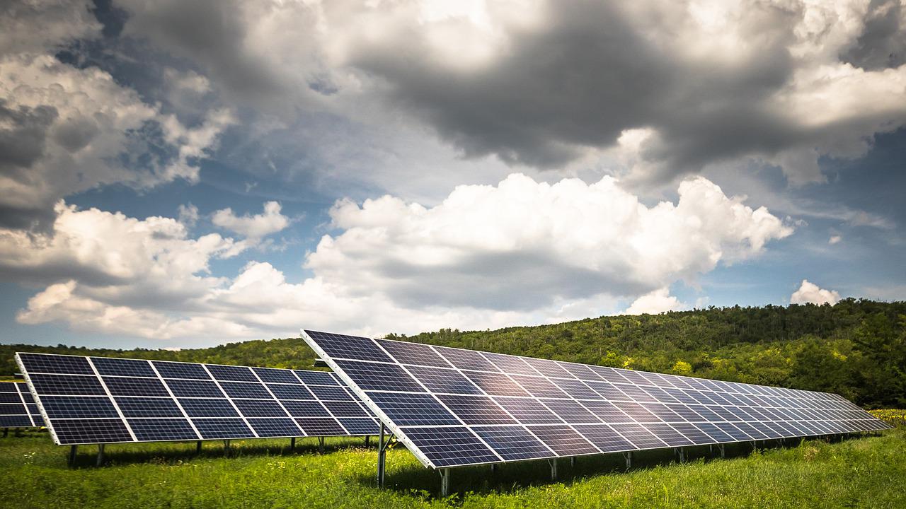 apprenez à installer et à utiliser des panneaux solaires pour produire votre propre énergie renouvelable. découvrez les avantages, le fonctionnement et les étapes à suivre pour débuter dans l'énergie solaire.