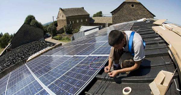 découvrez comment devenir installateur photovoltaïque et intégrez un secteur en plein essor. apprenez les compétences nécessaires, les formations disponibles et les opportunités de carrière pour profiter des avantages de l'énergie solaire.