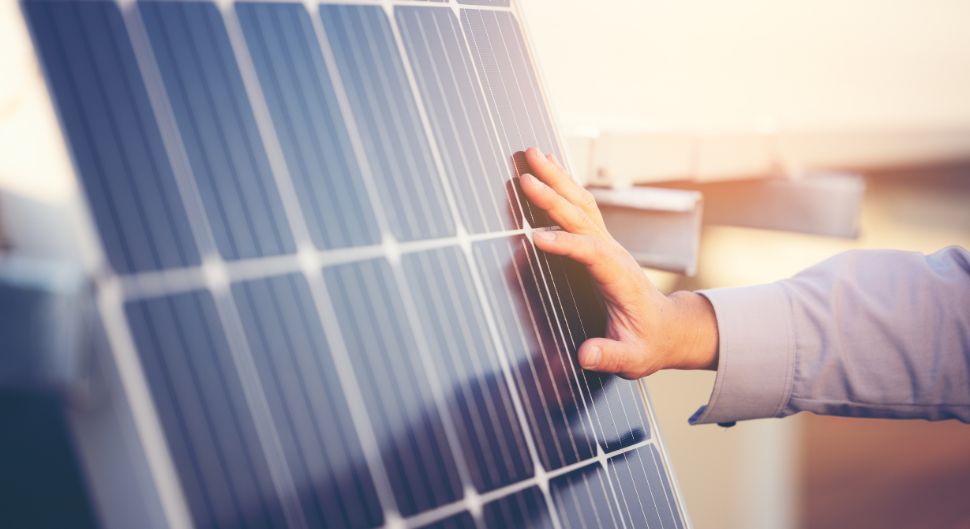 découvrez les principales différences entre les panneaux solaires et photovoltaïques. apprenez comment chaque technologie fonctionne, leurs applications, et choisissez celle qui correspond le mieux à vos besoins en énergie renouvelable.