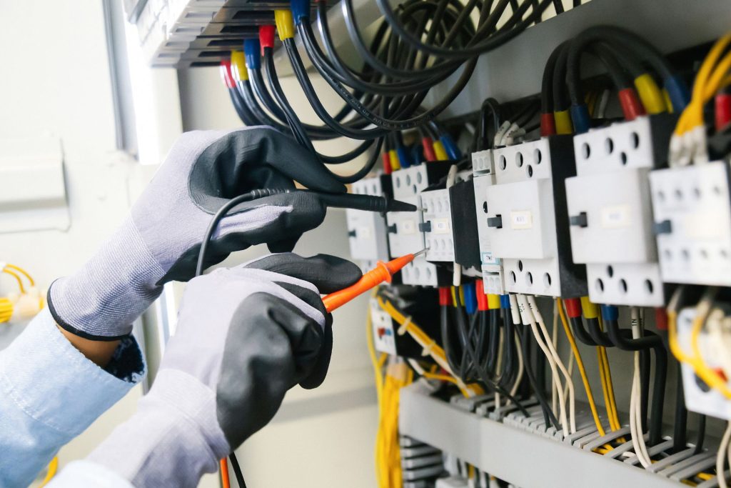 découvrez la différence entre volts et watts, deux unités essentielles en électricité. comprenez leur rôle respectif dans les circuits électriques et apprenez à les utiliser correctement pour optimiser vos installations. idéal pour les passionnés d'électricité et les professionnels.