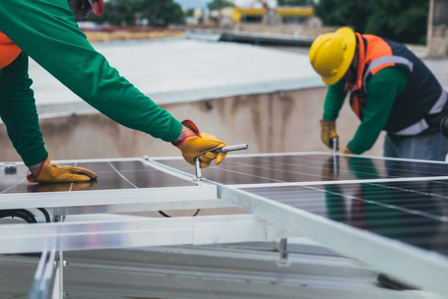 découvrez tout ce qu'il faut savoir sur l'entretien des panneaux solaires : conseils pratiques, fréquence recommandée et astuces pour maximiser leur efficacité. prolongez la durée de vie de votre installation tout en optimisant votre production d'énergie renouvelable.