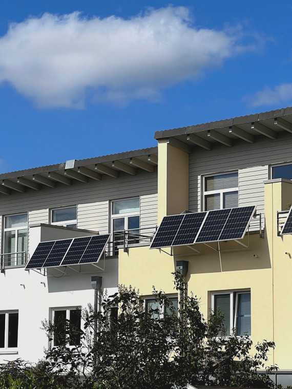 découvrez la fenêtre solaire écologique, une solution innovante alliant design et durabilité. transformez la lumière naturelle en énergie renouvelable tout en améliorant le confort de votre intérieur. optez pour une démarche éco-responsable avec nos fenêtres à haute performance énergétique.