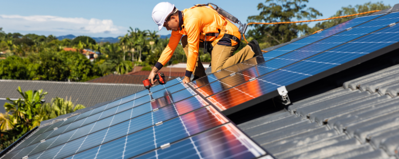 découvrez notre formation spécialisée pour devenir installateur de panneaux solaires. apprenez les compétences nécessaires pour concevoir, installer et entretenir des systèmes photovoltaïques, tout en participant à la transition énergétique. rejoignez une industrie en plein essor et engagez-vous pour un avenir durable.