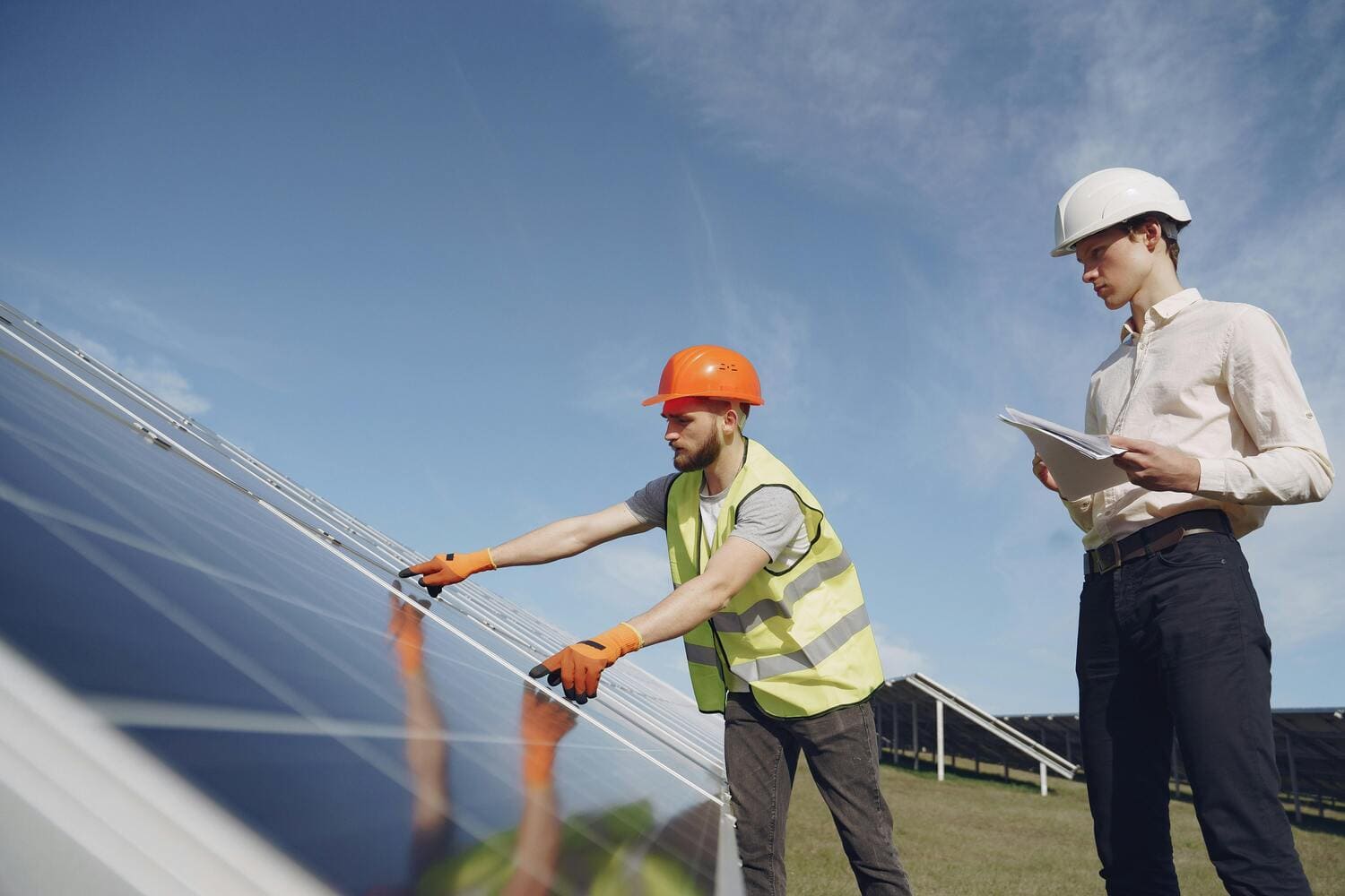 découvrez notre formation complète sur les panneaux solaires, adaptée aux débutants et aux professionnels. apprenez à installer, entretenir et optimiser les systèmes solaires pour un avenir durable. rejoignez-nous et faites le premier pas vers une expertise reconnue dans le domaine des énergies renouvelables.