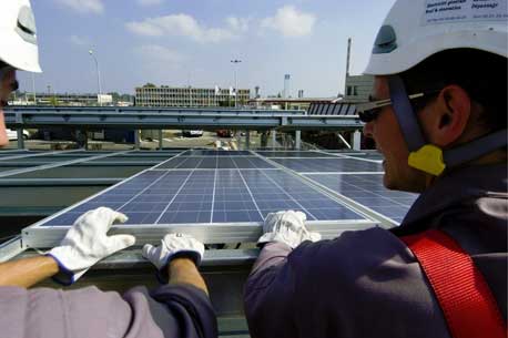 découvrez notre formation complète sur les panneaux solaires, idéale pour acquérir les compétences nécessaires à l'installation et la maintenance de systèmes photovoltaïques. maîtrisez les enjeux écologiques et économiques des énergies renouvelables et lancez-vous dans ce secteur en pleine expansion.