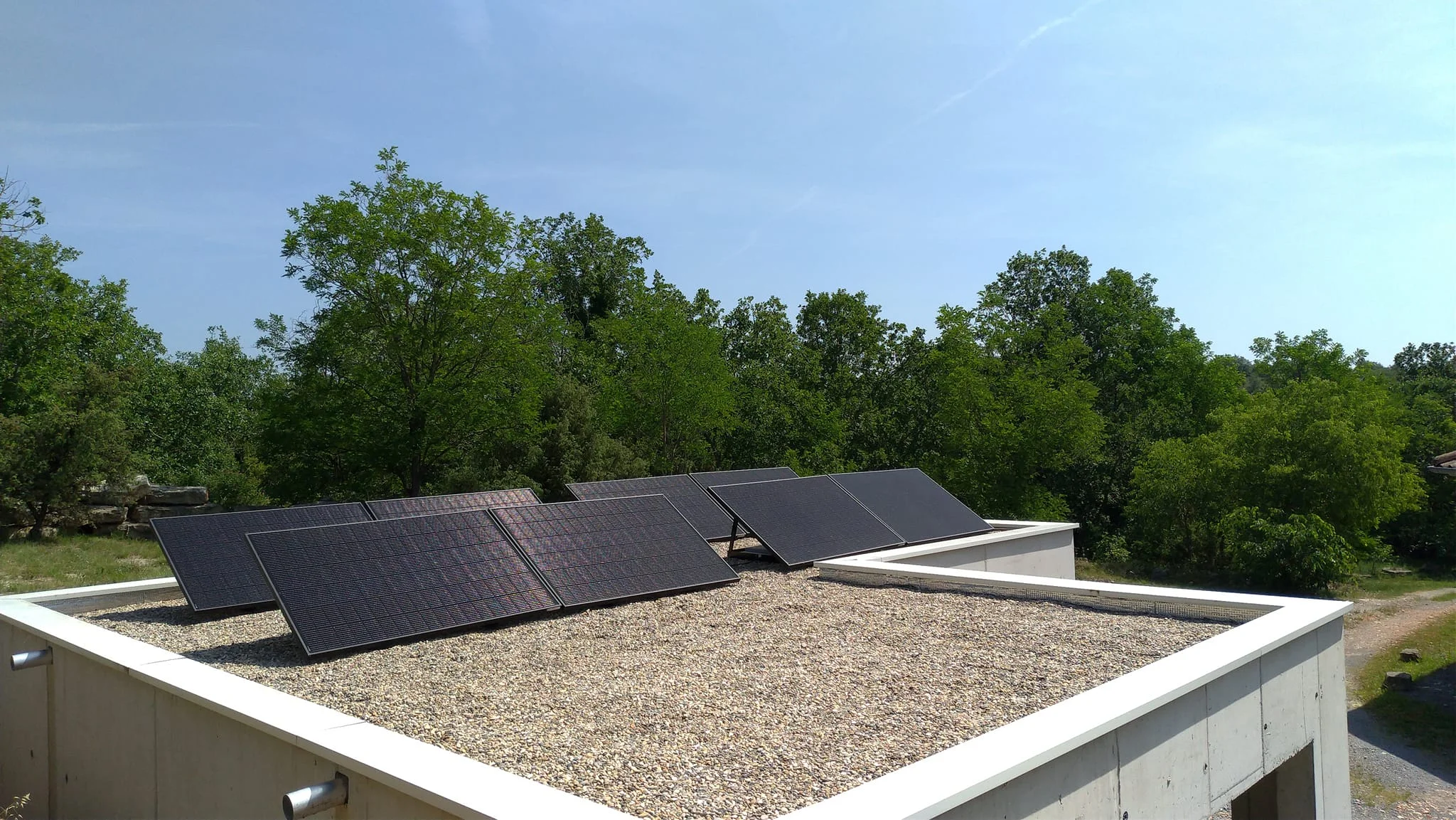 découvrez notre guide complet pour débutants sur le photovoltaïque. apprenez les bases de l'énergie solaire, les étapes d'installation, les avantages financiers et environnementaux, ainsi que des conseils pratiques pour maximiser votre production d'énergie. démarrez votre transition énergétique dès aujourd'hui !