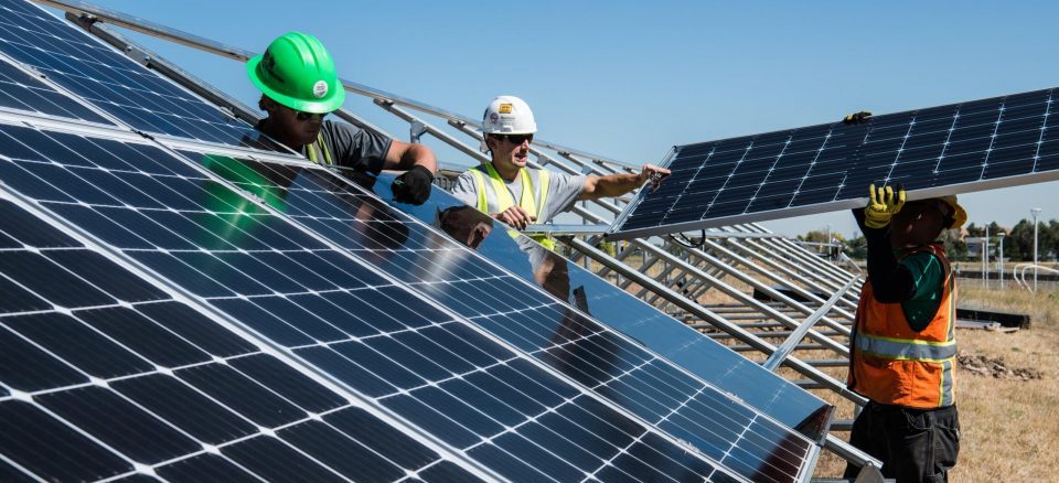 découvrez notre guide complet pour l'installation de panneaux photovoltaïques. apprenez les étapes clés, les équipements nécessaires et les conseils pratiques pour optimiser votre production d'énergie solaire et réduire vos factures d'électricité.