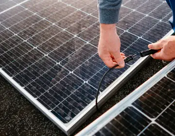 découvrez notre guide complet sur les onduleurs photovoltaïques. apprenez à sélectionner le meilleur onduleur pour votre système solaire, à comprendre son fonctionnement et à optimiser la production d'énergie de votre installation photovoltaïque.