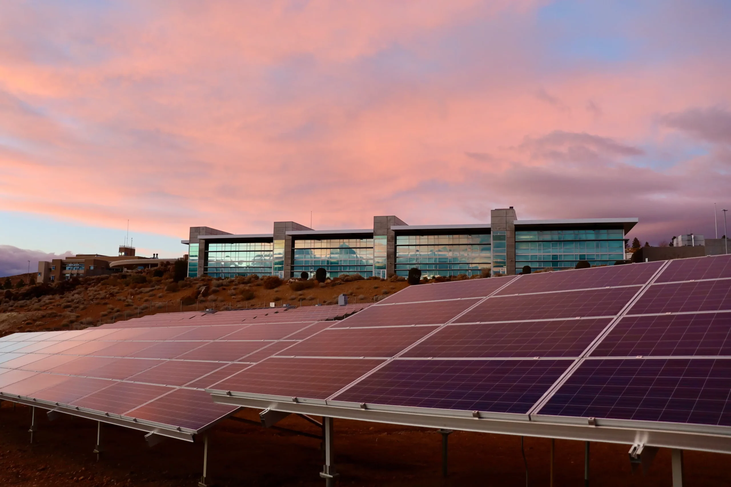 découvrez notre guide complet sur les panneaux photovoltaïques : tout ce que vous devez savoir pour choisir, installer et maximiser l'efficacité de votre système solaire. informez-vous sur les avantages, les coûts et les aides disponibles.