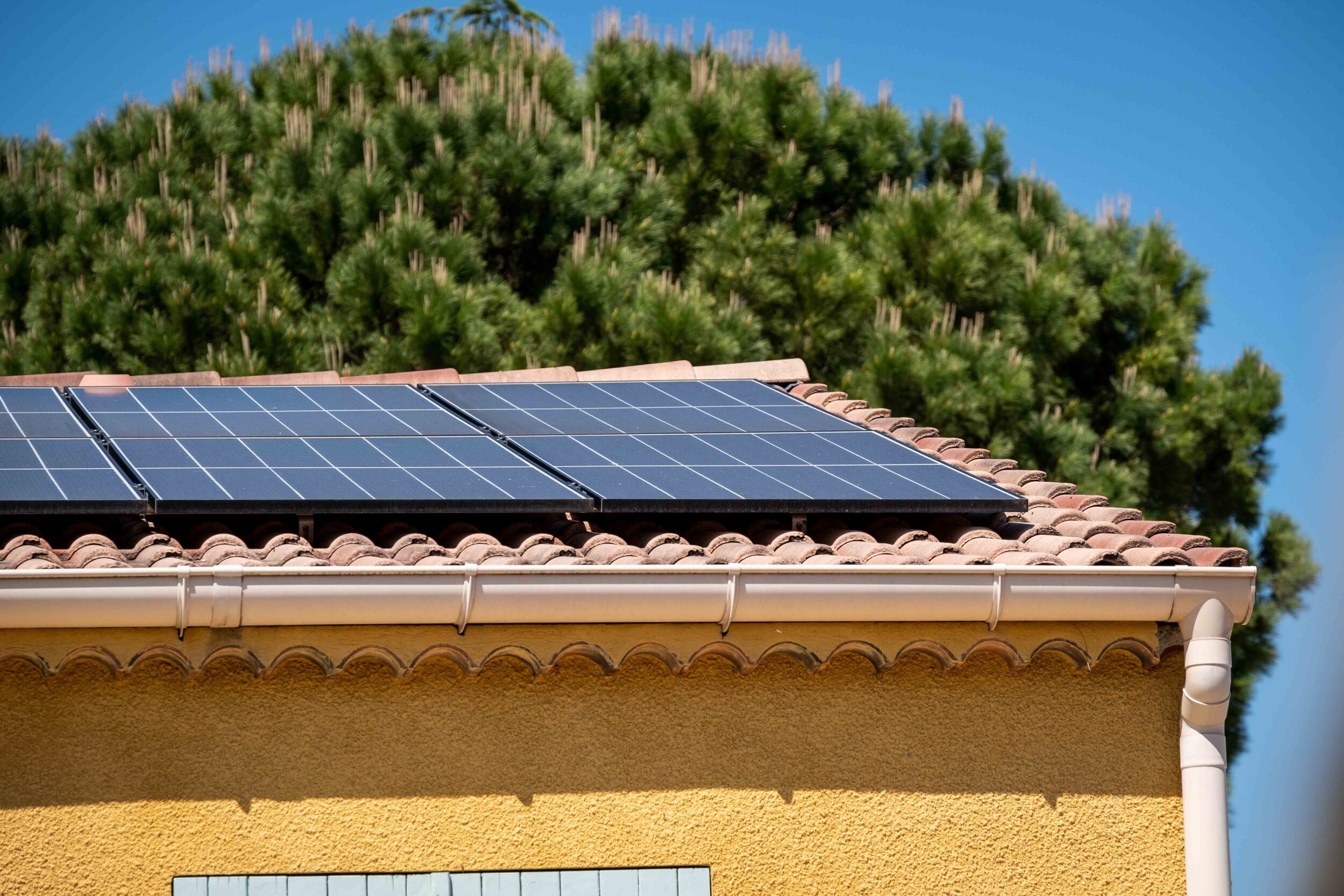 découvrez notre guide complet sur les panneaux photovoltaïques. apprenez tout ce qu'il faut savoir pour installer et optimiser votre système solaire, choisir le bon équipement et bénéficier des aides financières disponibles. éclairez votre chemin vers une énergie propre et durable.