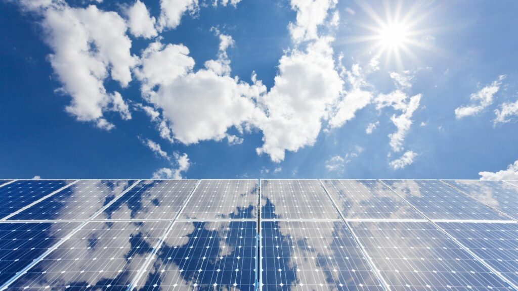 découvrez notre guide complet sur les panneaux solaires : apprenez à choisir, installer et optimiser votre système d'énergie solaire pour réduire vos factures et contribuer à la transition énergétique.