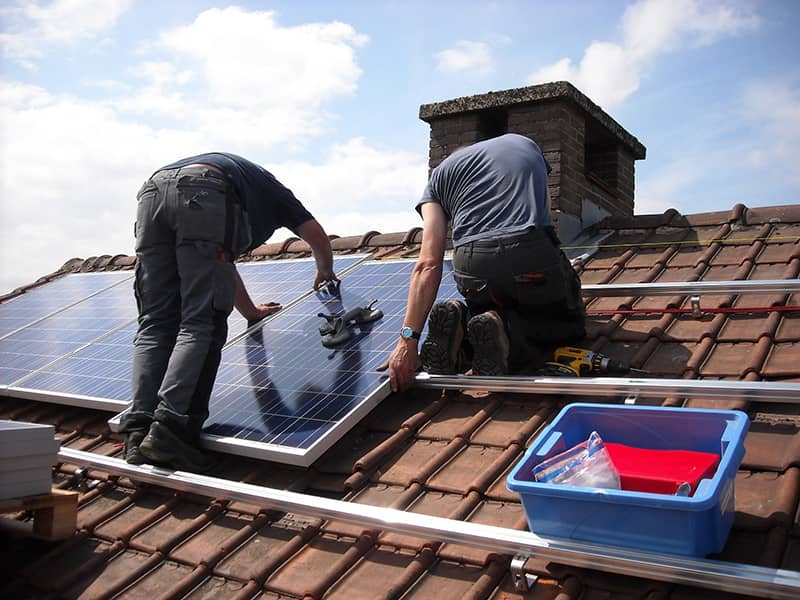 découvrez notre guide complet sur les panneaux solaires diy ! apprenez à installer votre propre système photovoltaïque, à maximiser votre production d'énergie et à réaliser des économies sur vos factures. transformez votre maison en une source d'énergie renouvelable et participez à la transition écologique !