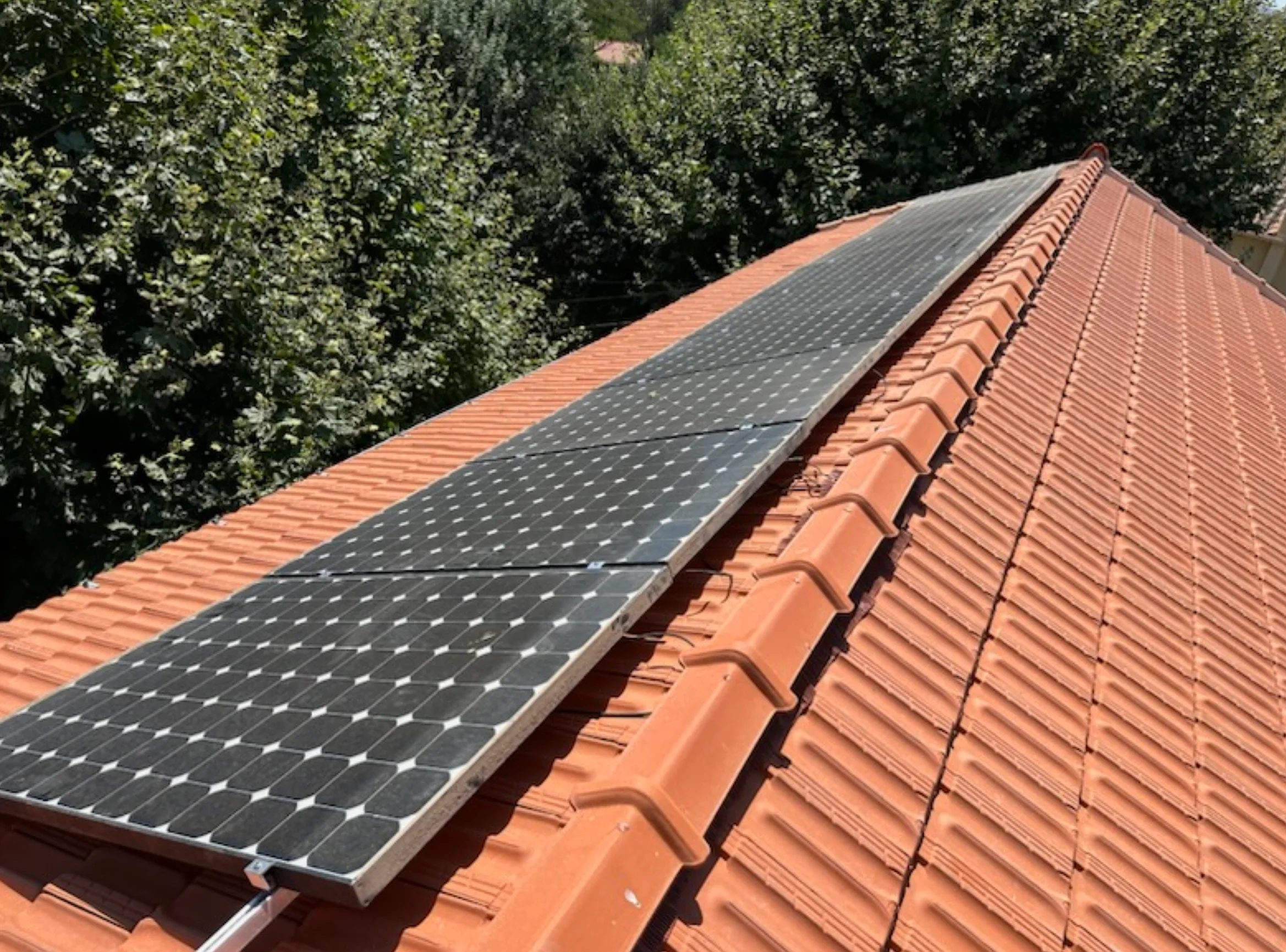 découvrez notre guide photovoltaïque complet qui vous aide à comprendre tout sur les panneaux solaires, leur installation, les avantages écologiques et économiques, et les aides financières disponibles. informez-vous pour optimiser votre consommation d'énergie renouvelable.