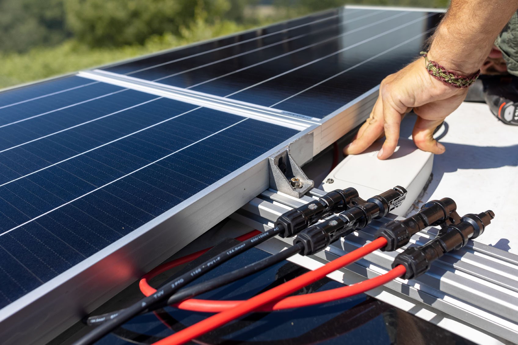 découvrez nos services d'installation de panneaux photovoltaïques, une solution écologique et économique pour produire votre propre énergie solaire. optimisez votre consommation d'énergie et réduisez vos factures tout en contribuant à la préservation de l'environnement. contactez-nous pour un devis personnalisé.