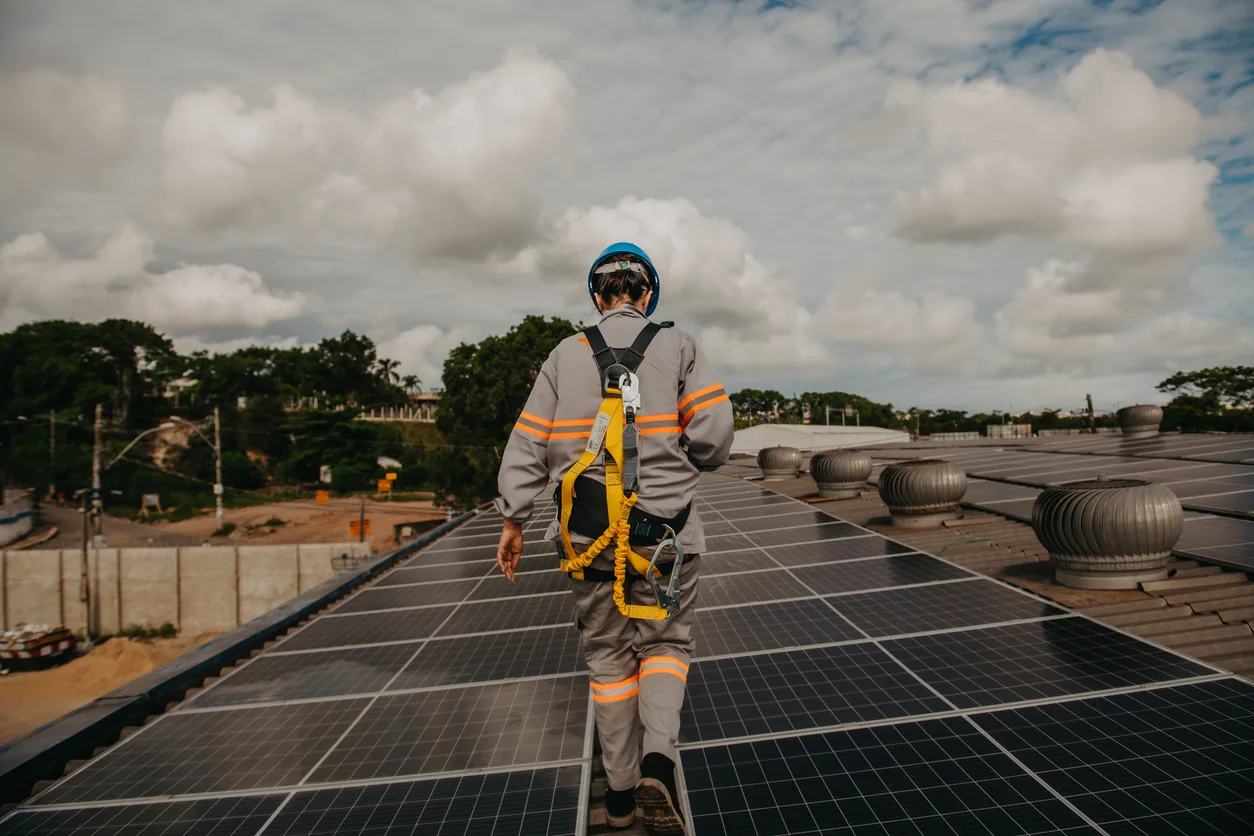 découvrez comment installer des panneaux solaires chez vous pour réduire votre facture d'électricité et contribuer à la transition énergétique. suivez nos conseils pratiques et profitez des avantages d'une énergie renouvelable et durable !