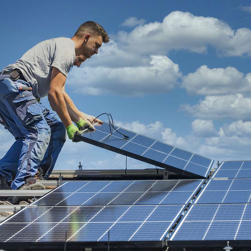 découvrez comment installer vous-même des panneaux solaires avec les conseils d'edf. économisez sur votre facture d'électricité tout en contribuant à la transition énergétique grâce à des étapes simples et des astuces pratiques. de l'évaluation de votre toiture à la mise en service, suivez notre guide complet pour rendre votre installation solaire réalisable et efficace.