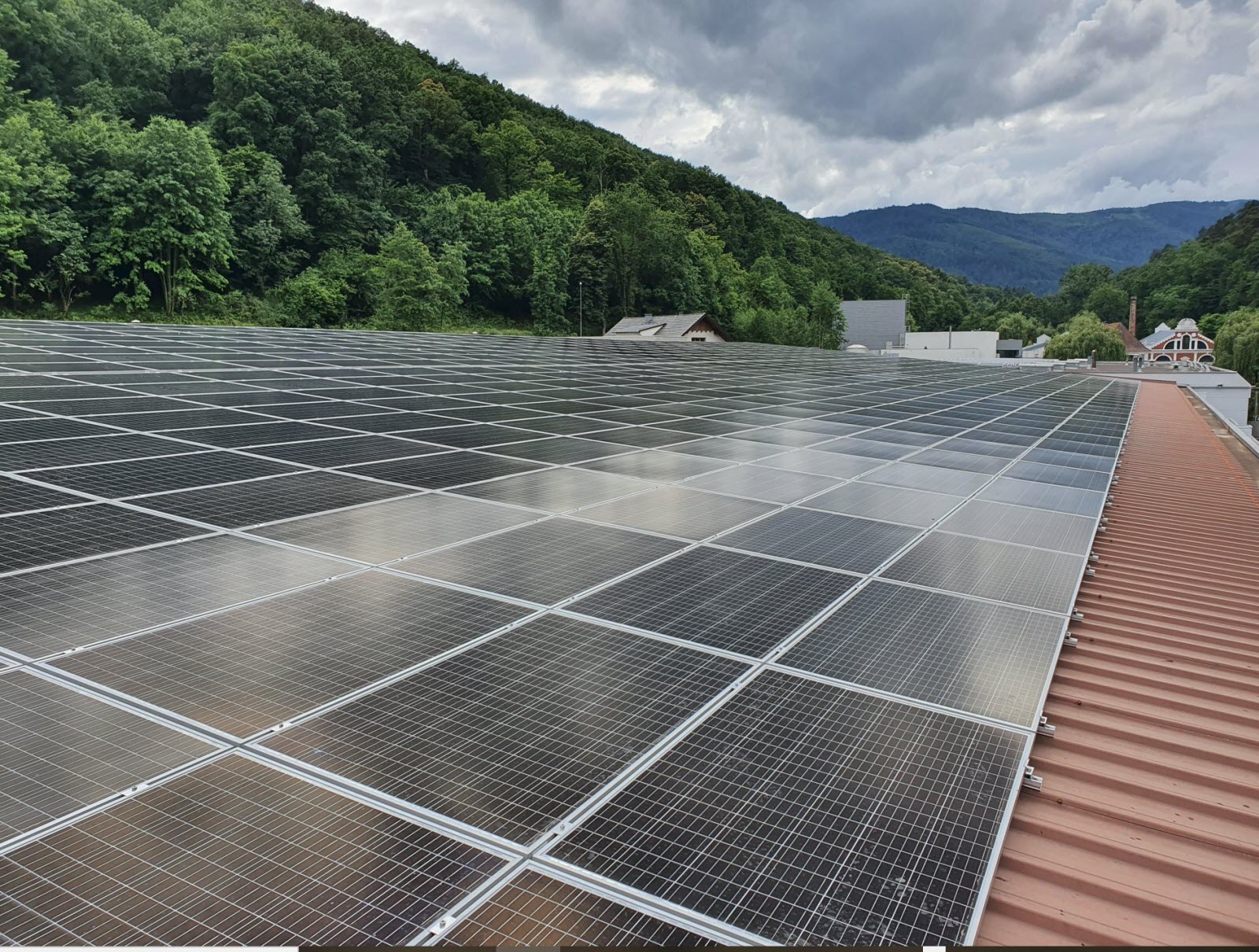 découvrez les avantages de l'investissement photovoltaïque : une solution durable pour réduire vos factures d'énergie, profiter des aides gouvernementales et contribuer à la transition énergétique tout en valorisant votre patrimoine.