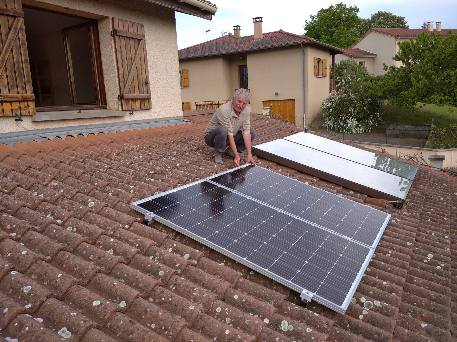 découvrez notre kit solaire comprenant 4 panneaux, idéal pour produire votre propre électricité. ce système écologique et performant vous permettra de réduire vos factures d'énergie et de contribuer à la protection de l'environnement. facile à installer et adapté à tous les besoins, ce kit est la solution parfaite pour une autonomie énergétique durable.