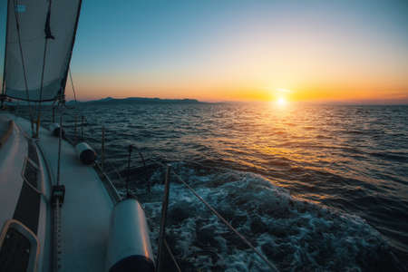 découvrez l'art de naviguer sous le vent et le soleil, une expérience unique alliant aventure et détente en mer. apprenez les techniques essentielles pour profiter pleinement des conditions météorologiques et vivez des moments inoubliables sur l'eau.