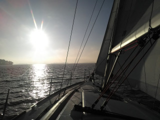 découvrez l'art de naviguer en harmonie avec la nature, grâce aux précieux conseils sur la navigation à la voile sous le vent et le soleil. profitez de moments inoubliables sur l'eau et apprenez à optimiser votre expérience maritime.