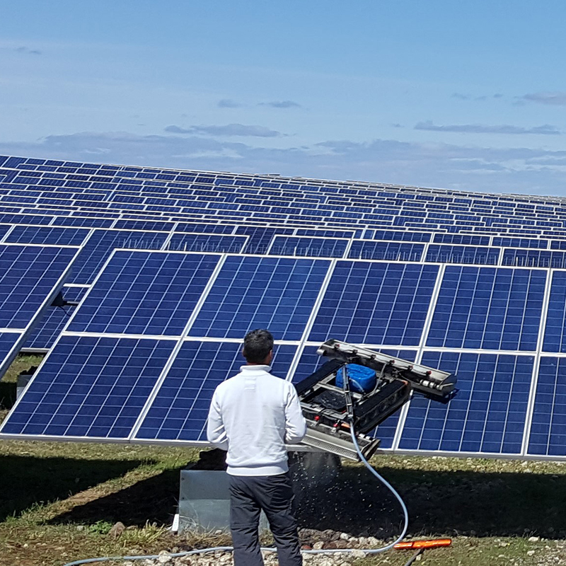 assurez le rendement optimal de vos panneaux photovoltaïques grâce à un nettoyage professionnel. prolongez leur durée de vie et maximisez votre production d'énergie avec nos services spécialisés en entretien. contactez-nous pour un devis personnalisé.