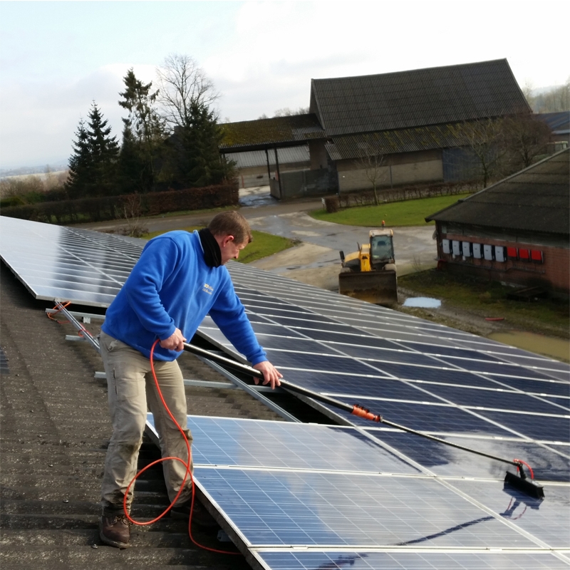 découvrez l'importance du nettoyage des panneaux solaires pour optimiser leur efficacité et prolonger leur durée de vie. notre service spécialisé garantit un entretien professionnel et respectueux de l'environnement.