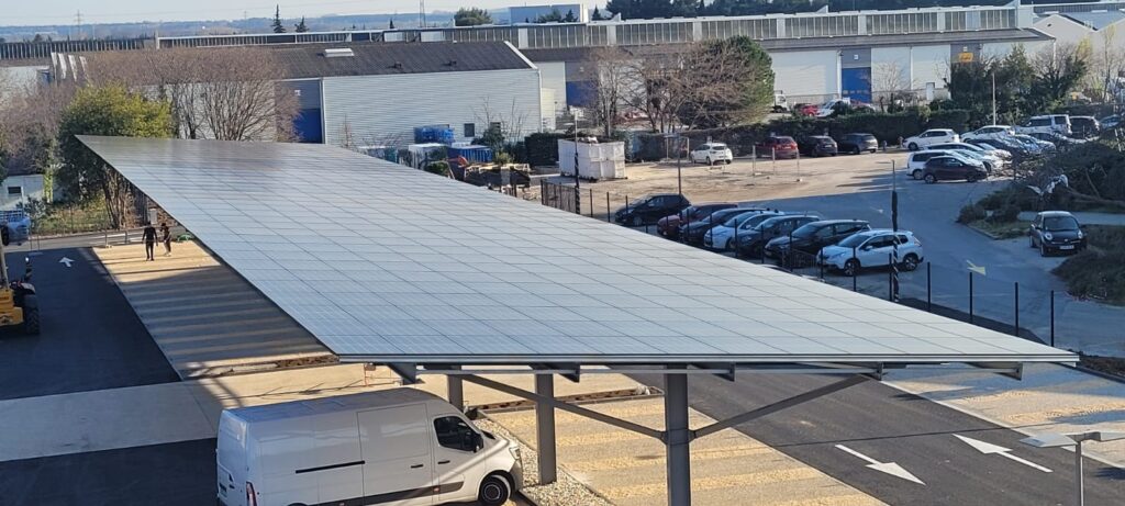 découvrez les avantages des ombrières photovoltaïques, une solution innovante qui génère de l'énergie renouvelable tout en offrant une protection contre les intempéries. idéales pour les parkings et espaces publics, elles transforment l'ombre en électricité, alliant praticité et durabilité.